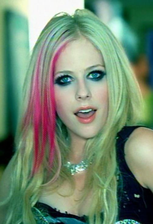 Avril Lavigne: Hot (Music Video)