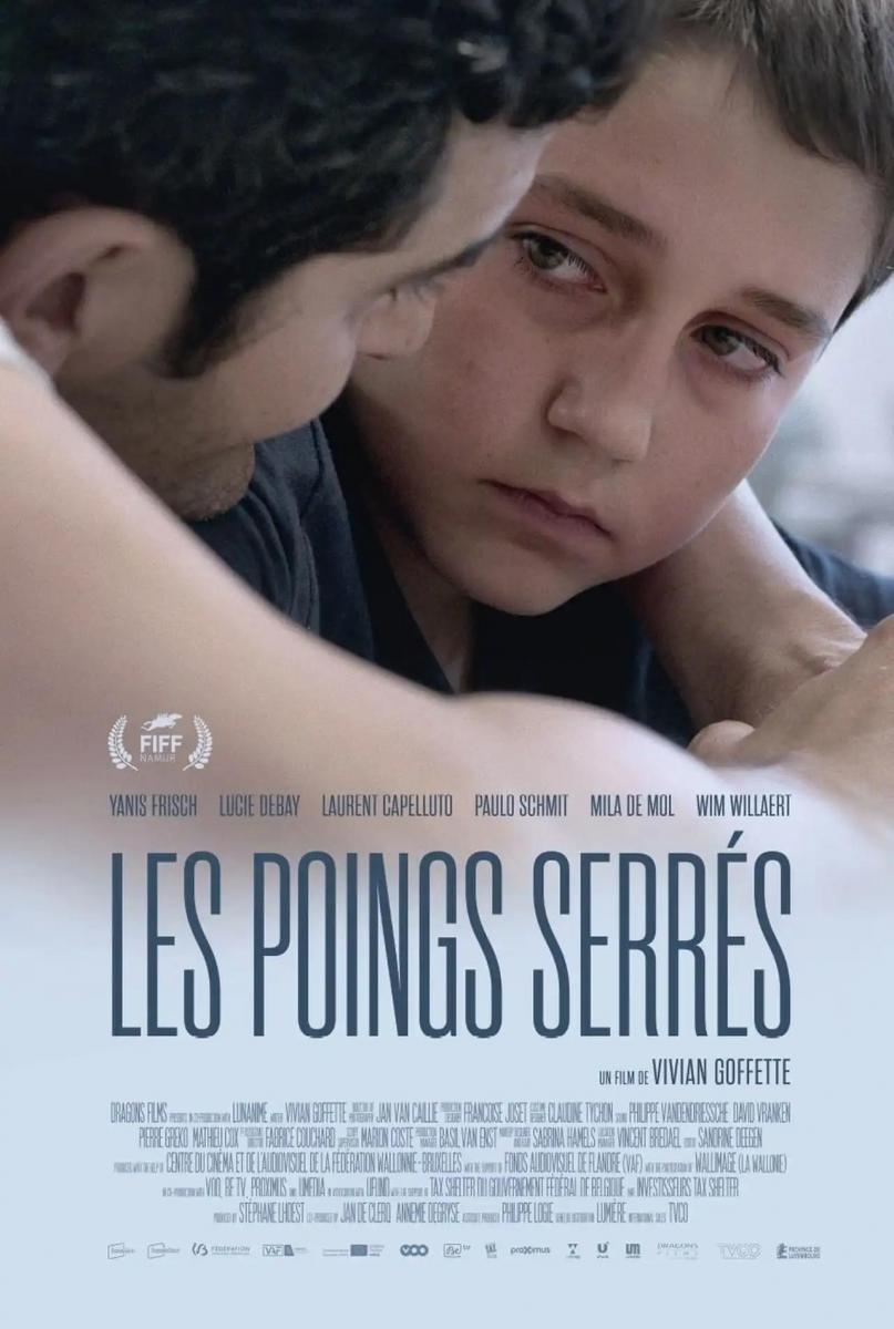 Les poings serrés